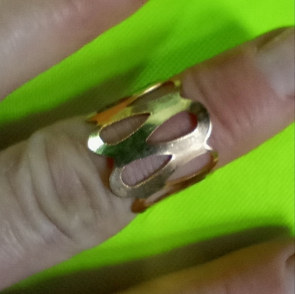 Goldtone cut out adjustable Ring size 7.5 - Picture 1 of 3